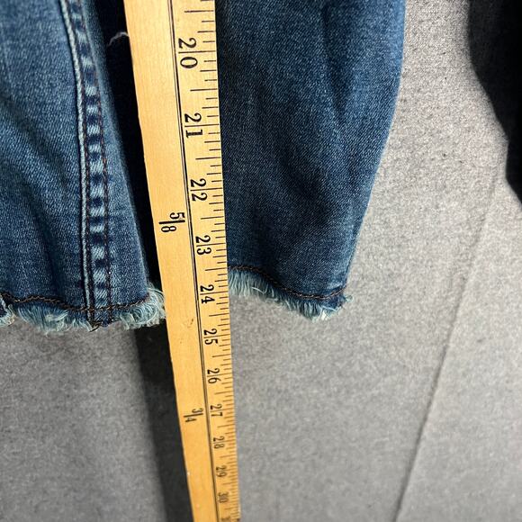 Canyon Retreat Heartland Denim Jacket with Raw Hem Detail River Wash, Medium - Picture 4 of 8